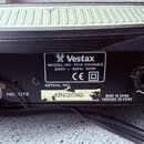 Detail zadní strany černého přístroje s viditelným štítkem. Na štítku je logo a nápis Vestax, MODEL NO. PDX-2000MkII, 230V ~ 50Hz 50W a značky CE a s…