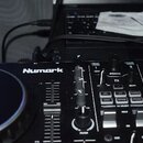 Černý DJ kontrolér s logem Numark. Na přístroji je vidět jog-wheel, posuvníky a ovládací prvky v sekci FX s nápisy jako LPF, HPF, FLANGER a PHASER. P…