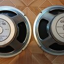 Dvě reproduktorové jednotky s kovovým rámem a stříbrným povrchem. Na středovém krytu obou kusů je nápis CELESTION G12K-85 a text CELESTION INTERNATIO…