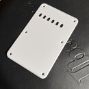 Bílý obdélníkový kryt (pickguard) z plastu s zaoblenými rohy. V horní části se nachází šest oválných výřezů pro snímače a po obvodu je rozmístěno šes…
