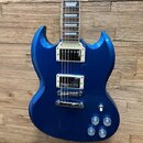 Modrá elektrická kytara s trupem ve tvaru rohoviny. Nástroj má dva humbuckery, Tune-o-matic kobylku a čtyři ovládací knoflíky s kovovými reflectingov…