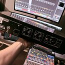 Zadní strana černého rackového zařízení s několika konektory a ovládacími prvky. Na zadním panelu jsou nápisy Loop INSERT, PREAMP OUT, COMP IN, Send…