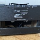 Zadní strana basového komba v černém texturovaném potahu. Na stříbrném štítku jsou uvedeny nápisy Vox Amplification Ltd., Manufactured in Vietnam, Pa…