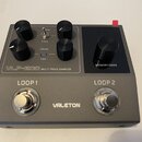 Šedý efekt pedál s černými ovládacími knoflíky a dvěma stoupacími spínači. Na zařízení jsou nápisy VLP-200 MULTI-TRACK SAMPLER, VALETON, LOOP 1 a LOO…
