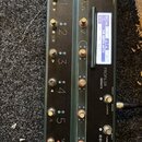 Černý MIDI kontrolér Kemper Profiler Remote s pěti hlavními spínači a řadou doplňkových tlačítek. Na zařízení je vidět logo KEMPER, nápis PROFILER RE…