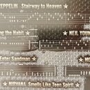Fotografie zachycuje část tiskaného plátu s kytarovými tabulaturami. Jsou zde uvedeny názvy skladeb a interpretů: LED ZEPPELIN Stairway to Heaven, LI…