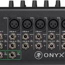 Zadní strana černého míchacího pultu s nápisem ONYX12 a logem výrobce. Jsou zde vidět vstupy LINE IN 1 až 14, výstupy MAIN OUTS, CONTROL ROOM a MON S…