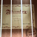 Fotografie zachycuje vnitřní štítek akustické kytary s nápisy Alhambra, Made in Spain a Since 1965. Na štítku je dále uveden Mod. 4 P A a Serie 0C1XD…