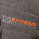 Šedý textilní obal z hrubé tkaniny s zipem po straně. Na přední části je šedý nápis TGI a oranžový nápis EXTREME, pod kterým je šedý nápis PROTECTION…