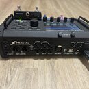 Černý kytarový procesor s nápisem FM3 MARK II - AMP MODELLER / FX PROCESSOR. Na zadním panelu je logo FRACTAL AUDIO SYSTEMS a řada vstupů a výstupů s…