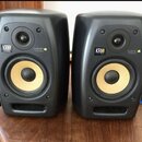 Dva černé studiové monitory s žlutými membránami basových reproduktorů. Na obou je viditelné logo KRK a označení modelu VXT6. Povrch je v matném prov…