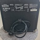 Zadní strana černého kytarového komba s kovovými rohy a rukojetí. Uprostřed je bílý nápis MODEL Frontman 10G a pod ním text FENDER MUSICAL INSTRUMENT…