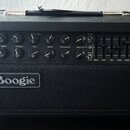 Černý kytarový kombozesilovač s texturovaným povrchem a kovovou rukojetí. Na předním panelu je bílý nápis Boogie a řada ovládacích knoflíků s popisky…