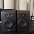 Dva studiové monitory v tmavě hnědé dřevěné provedení. Na spodní hraně obou reproduktorů je umístěn nápis FOCAL. Povrch je v dobrém stavu bez viditel…