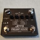 Černý kytarový pedál s nápisy JOYO a PREAMPHOUSE. Horní panel obsahuje pět otočných potenciometrů s popisky GAIN, BASS, MID, TRE, VOL a dva přepínače…