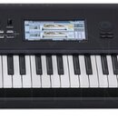 Černý digitální klavír s bílými a černými klávesami. Na levé straně je logo KORG a na pravé nápis NAUTILUS MUSIC WORKSTATION. Uprostřed horního panel…