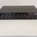 Černý rackový stereo mixér s osmi identickými vstupními kanály. Na pravé straně je bílý nápis KAWAI 16 INPUT STEREO MIXER MX-8SR. Každý kanál obsahuj…