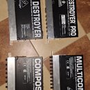 Fotografie zobrazuje čtyři rackové procesory značky Behringer v černé barvě s kovovým šasi. Horní levý přístroj má nápis FEEDBACK DESTROYER a MODEL F…