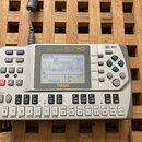 Stříbrný sekvencer Yamaha QY70 s LCD displejem. Na horní části je nápis MUSIC SEQUENCER a logo QY70, v pravém horním rohu jsou značky general MIDI a…