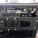 Zadní strana kytarového komba v černém texturovaném provedení. Na štítku je viditelné logo Fender, nápis FENDER MUSICAL INSTRUMENTS CORP. CORONA, CA.…