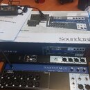Na fotografii je digitální mixážní pult Soundcraft Ui16 v originální krabici. Zařízení má černý kovový šasi s modrým panelem, na kterém je nápis Soun…