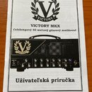 Fotografie znázorňuje titulní stranu uživatelské příručky k gitarovému zesilňovači. V horní části je logo s písmenem V a nápisem VICTORY, pod ním tex…