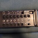 Černý digitální mixážní pult s kovovým šasi a bočními madly. Na zařízení jsou nápisy X AIR, XR16 a logo behringer. Přední panel obsahuje řadu vstupní…