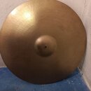 Kruhový mosazný činel s viditelným rýhováním v horní části. V pravé horní části je vyryto logo a nápis Zildjian. Povrch vykazuje mírné oxidace a drob…