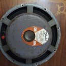 Kruhový reproduktor s šedým kovovým rámem a magnetem. Na bílo-oranžové nálepce je uveden nápis Fender signature speaker, MODEL D120F a text JENSEN EL…