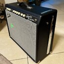 Černý kytarový kombozesilovač s šedým textilním maskováním reproduktoru. Na horním ovládacím panelu je vlevo logo Fender a vpravo nápisy Custom Vibro…