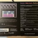 Fotografie zachycuje zadní stranu krabice od sampleru. V horní části je obrázek zařízení s nápisem CIRCUIT RHYTHM a vedle něj text začínající větou „…