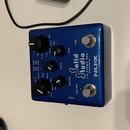 Modrý efekt pedál značky NUX s nápisem Solid Studio I.R.E. Power Amp Simulator. Zařízení má pět černých otočných ovladačů a dva stomečkové spínače oz…