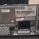 Zadní panel šedého elektronického zařízení s logem Ampeg. Na štítku je uveden kód 4356510425, označení SVT3PROW a SERIAL# D3ZWQ60020 s parametry Line…