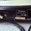 Zadní strana černého turntable s připojenými kabely. Na štítku je uveden výrobce Vestax, MODEL NO. PDX-2000 a parametry 230V ~ 50Hz 50W, značka CE a…