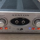 Stříbrný kytarový zesilovač s černým chladičem v horní části. Na předním panelu je nápis AVALON a v dolní části text PURE CLASS A - HIGH VOLTAGE - UL…