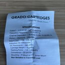 Fotografie zobrazuje bílý papírový lístek s technickými specifikacemi. V horní části je nadpis GRADO CARTRIDGES a pod ním citát „Truly The World's Fi…