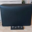 Černý kytarový kombozesilovač potažený texturovaným vinylen. Před ním stojí černý spínací pedál s bílými nápisy Marshall a JVM. Pedál obsahuje čtyři…