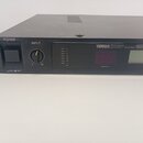 Černý rackový efektový procesor s nápisy POWER, INPUT a YAMAHA PROFESSIONAL MULTI-EFFECT PROCESSOR SPX90. Na předním panelu se nachází vypínač, otočn…