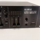 Černý rackový stereo mixér s nápisy KAWAI, 16 INPUT STEREO MIXER a MX-8SR. Na předním panelu jsou umístěny otočné ovladače, posuvníky a tlačítka s po…