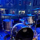 Modrá glimmer bicí souprava značky MAPEX. Sestává z basového bubnu s logem MAPEX, dvou tomů a jednoho floor tomu. Souprava je osazena činely a umístě…