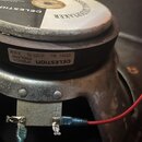 Fotografie zachycuje zadní část reproduktoru s kovovým rámem. Na černém magnetu je nalepený štítek s nápisy GELESTION IPSWICH ENGLAND T3781 8Ω G12T-7…