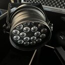 Černý LED reflektor v kovovém provedení s 12 svítícími elementy. Zařízení je umístěno v transportním kufru s pěnovou výplní. Na těle reflektoru nejso…