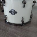 Bílý buben s chromovaným obručováním a kováním. Na korpusu je oválný štitek s nápisy SONOR, ASCENT, BEECH SHELL, CLTP a SINCE 1879. Na horním obruči…