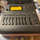 Černý MIDI modul s řadou posuvníků (sliderů) a displejem. Na předním panelu jsou nápisy Sound Canvas, SLIDER, ALL, MIDI SEND, PAN a LEVEL, dále logo…