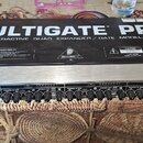 Stříbrný rackový procesor s černým horním panelem. Na vrchu je bílý nápis MULTIGATE PRO a text AUDIO INTERACTIVE QUAD EXPANDER / GATE MODEL XR 4400.…