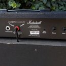 Zadní panel černého kytarového komba se značkou Marshall. Na panelu jsou nápisy „DESIGNED, ENGINEERED & QUALITY CONTROLLED BY MARSHALL AMPLIFICATION…