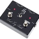 Černý efekt pedál s nápisem Dual Loop Switch. Na horní straně je logo HB, přepínač s označením A/B a A+B, dva stoupací spínače s popisky B a A/(A+B)…