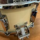 Světle béžový buben s chromovaným obručováním a mechanismy. Na horním obruči je černý nápis YAMAHA POWER HOOP a pod ním menší text NIPPON GAKKI CO.,…