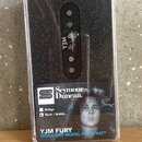 Černý elektrický snímač s kovovým krytem a nápisem YJM, umístěný v průhledném plastovém obalu. Na obalu je štítek s logem a nápisem Seymour Duncan, f…