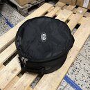 Černý textilní obal na hudební nástroj s kulatým základním tvarem. Na horní části je bílé oválné logo s nápisem PILZEYER. Povrch materiálu vykazuje m…